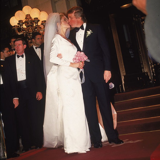 Donald Trump beija sua segunda mulher, Marla Maples (Foto: Hulton Archive/Getty Images)