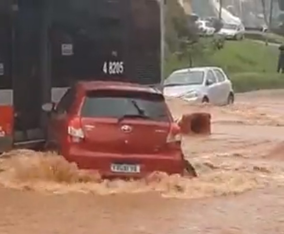 Carro bate em ônibus durante enxurrada em Cidade Tiradentes, na Zona Leste de SP, nesta quarta-feira (20) — Foto: Reprodução/Twitter