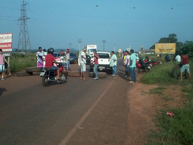 Família e amigos de jovens desaparecidos bloqueiam duas rodovias em Mato Grosso (Foto: Alzira Reis de Oliveira/Arquivo pessoal)