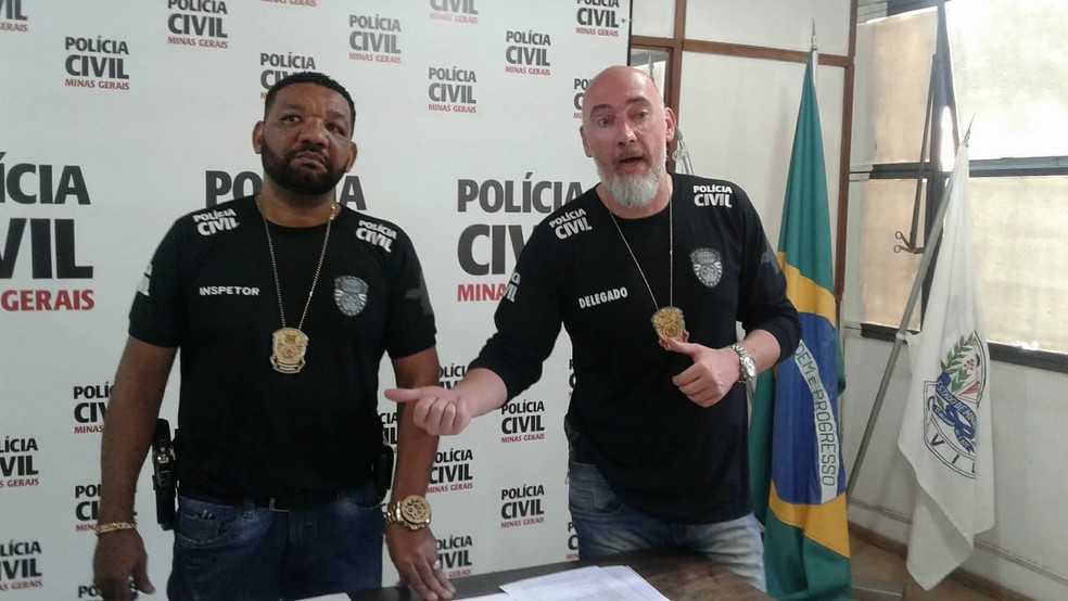 Inspetor Gibi e delegado Rolli apresentaram as informações em coletiva em Juiz de Fora (Foto: Fellype Alberto/G1)