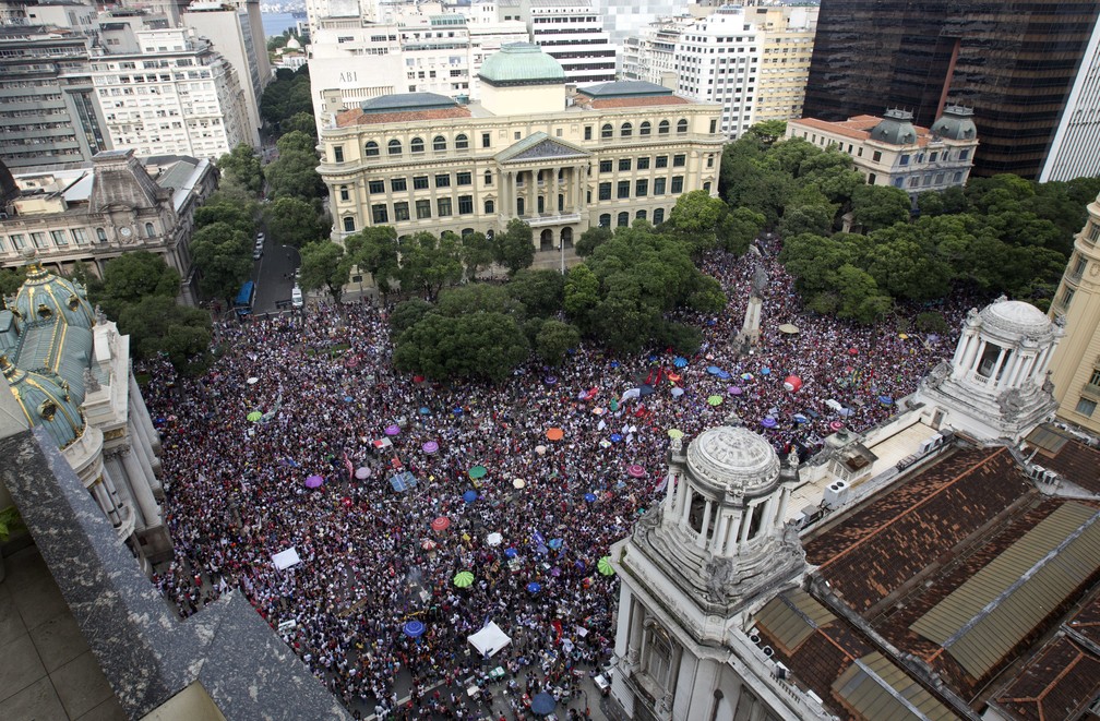 Protesto contra o candidato Jair Bolsonaro (PSL) acontece na CinelÃ¢ndia, Rio de Janeiro â€” Foto: Silvia Izquierdo / AP