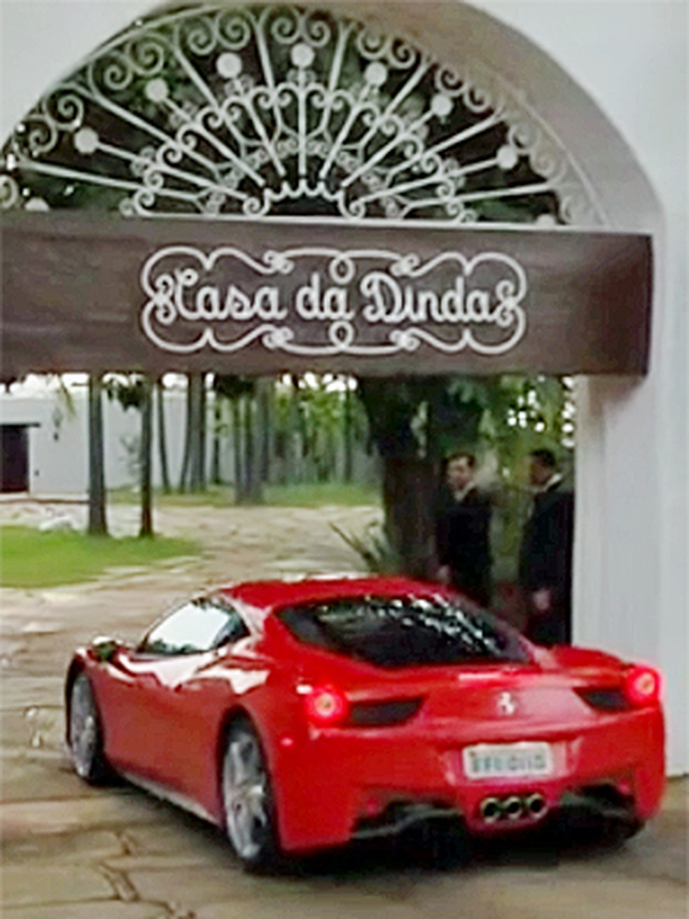 Collor recebe de volta carros de luxo apreendidos na Operação Lava Jato — Foto: Reprodução/TV Globo