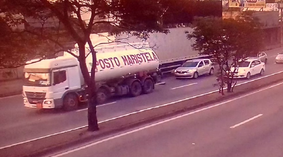 Caminhão que aparece na imagem foi roubado após motorista ser rendido por dois homens armados. — Foto: Imagem obtida pela TV Globo