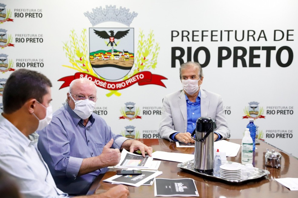 Prefeito Edinho Ara&uacute;jo durante reuni&atilde;o com o secret&aacute;rio de Sa&uacute;de &mdash; Foto: Divulga&ccedil;&atilde;o/Prefeitura de Rio Preto 