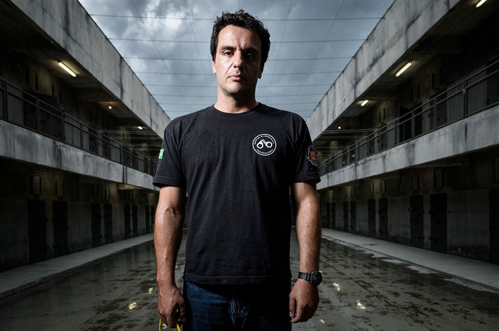 Rodrigo Lombardi em cena da série 'Carcereiros' (Foto: Globo/Ramón Vasconcelos)