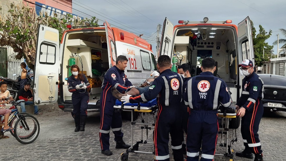 Quatro trabalhadores foram atingidos no inc&ecirc;ndio &mdash; Foto: S&eacute;rgio Henrique Santos/Inter TV Cabugi