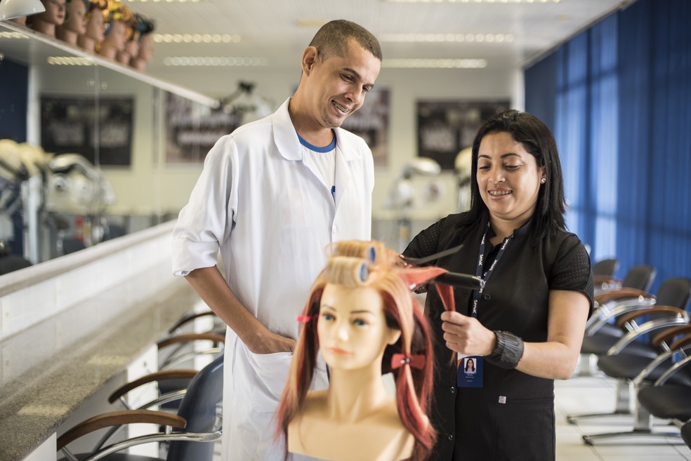 Senac oferece atendimentos gratuitos de cortes de cabelo feminino e masculino, barba, hidratação, química, coloração, escova, design de sobrancelhas e depilação — Foto: Fecomércio/Divulgação