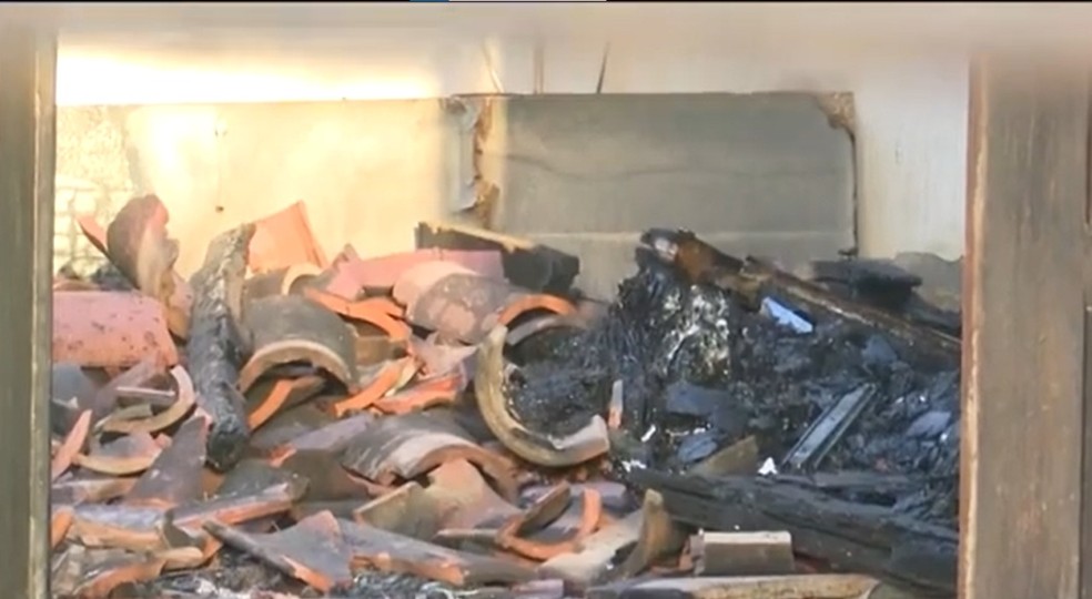 Moradores incendeiam casa de suspeito de estuprar sobrinha da companheira em cidade da Bahia &mdash; Foto: Reprodu&ccedil;&atilde;o/TV Suba&eacute;