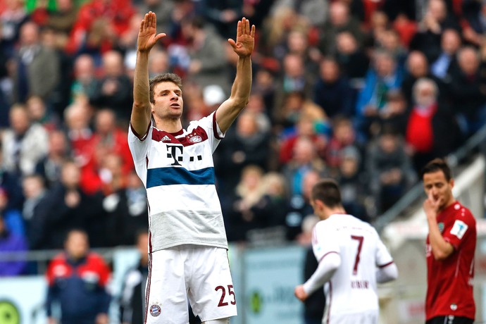 Muller comemoração Hannover x Bayern de Munique (Foto: AP)