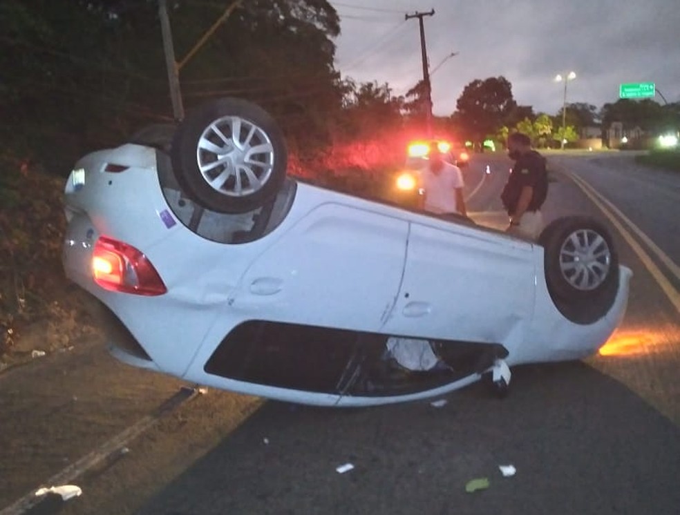 Motorista perde o controle da direção, bate em poste e capota carro na BR-343 em Teresina — Foto: Polícia Rodoviária Federal (PRF)