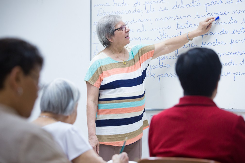 A professora Maria Terezinha Braga dá aulas voluntariamente de alfabetização de adultos desde 2008 (Foto: Celso Tavares/G1)