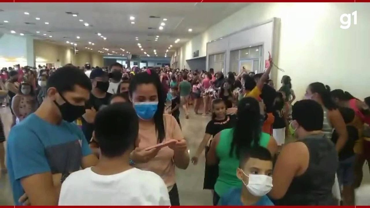 Busca por vacina no Centro de Eventos do Ceará tem fila de mais de quatro horas de espera