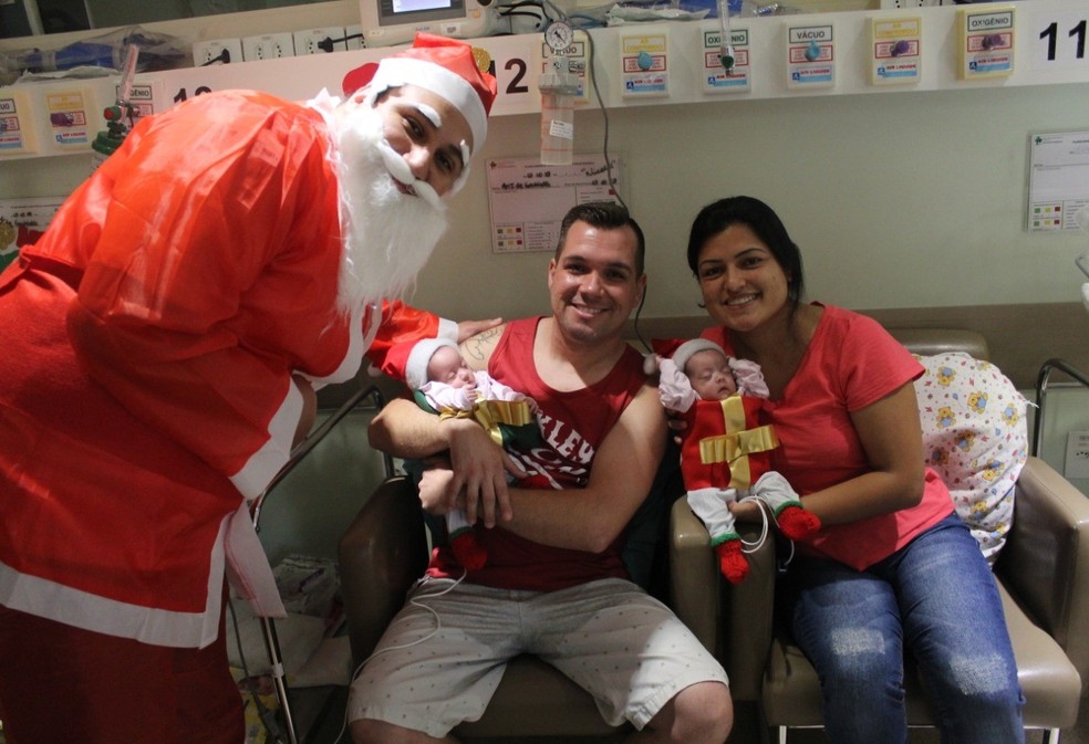 Papai Noel fez foto com os pais e os bebês na UTI neonatal — Foto: Hospital Divina Providência/Divulgação