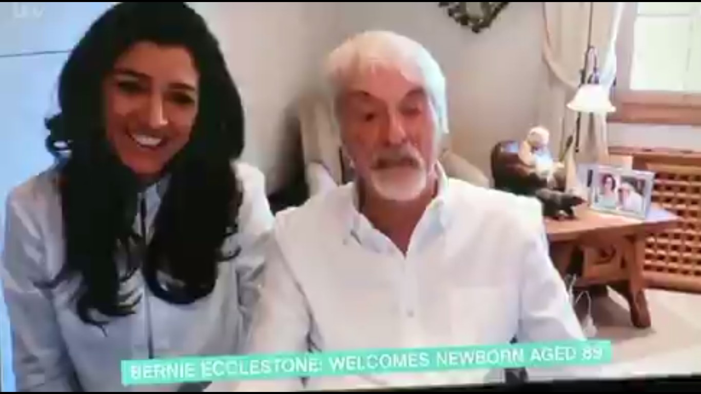 O ex-chefão da Fórmula 1 Bernie Ecclestone em entrevista na companhia da esposa brasileira, Fabiana Ecclestone (Foto: Reprodução)