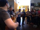 Duplas participantes de concurso cantam em terminal de Goiânia