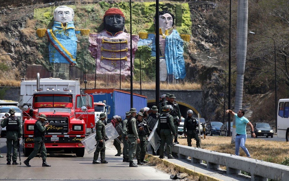 Membros da Guarda Nacional da Venezuela bloqueiam estrada para impedir passagem de deputados da Assembleia Nacional, nas imediações de Mariara, na quinta-feira (21) — Foto: Reuters/Andres Martinez Casares