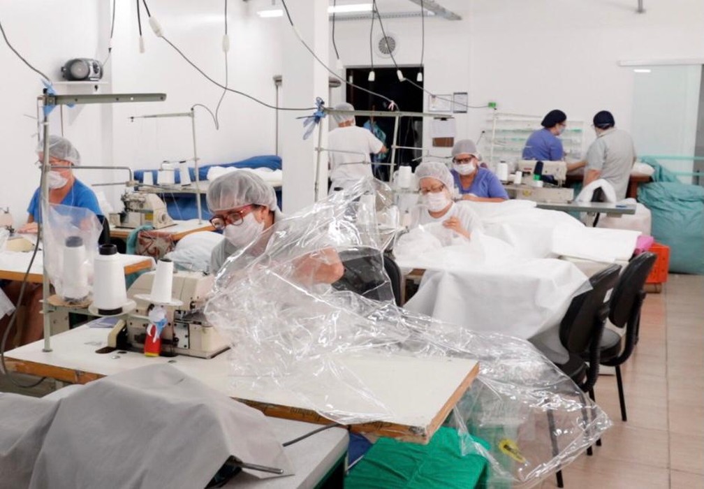 'Cortinas de abraço' sendo produzidas em SC  — Foto: Filipe Bagio/Divulgação