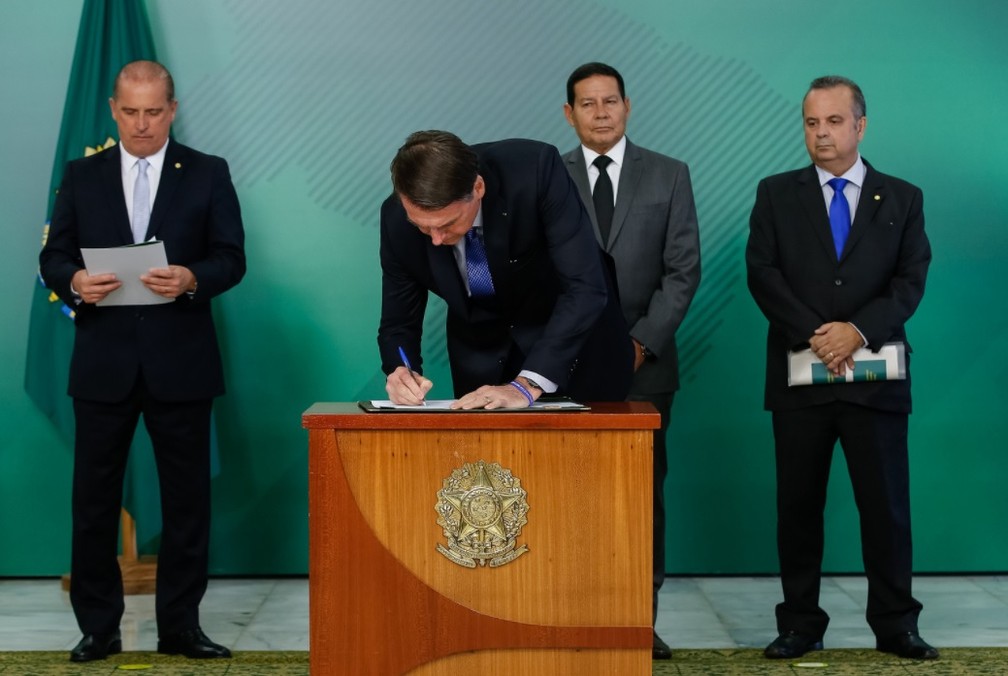 Presidente Jair Bolsonaro assina MP que visa coibir fraudes no INSS — Foto: Alan Santos/PR