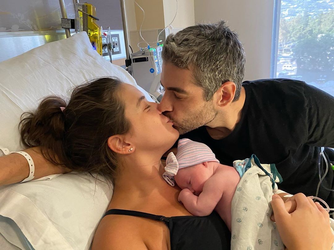 Alaia Baldwin, o marido Andrew Aronow e a filha Iris (Foto: Instagram)