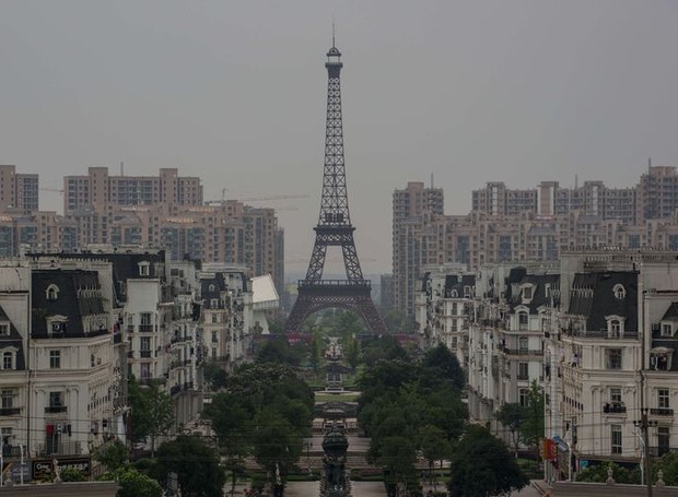  Tianducheng tem uma Torre Eiffel, com 108 metros de altura (Foto: Reprodução)
