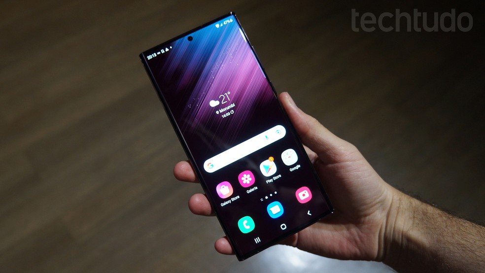 Galaxy S22 Ultra lembra design de celulares anteriores da linha Note � Foto: Th�ssius Veloso/TechTudo