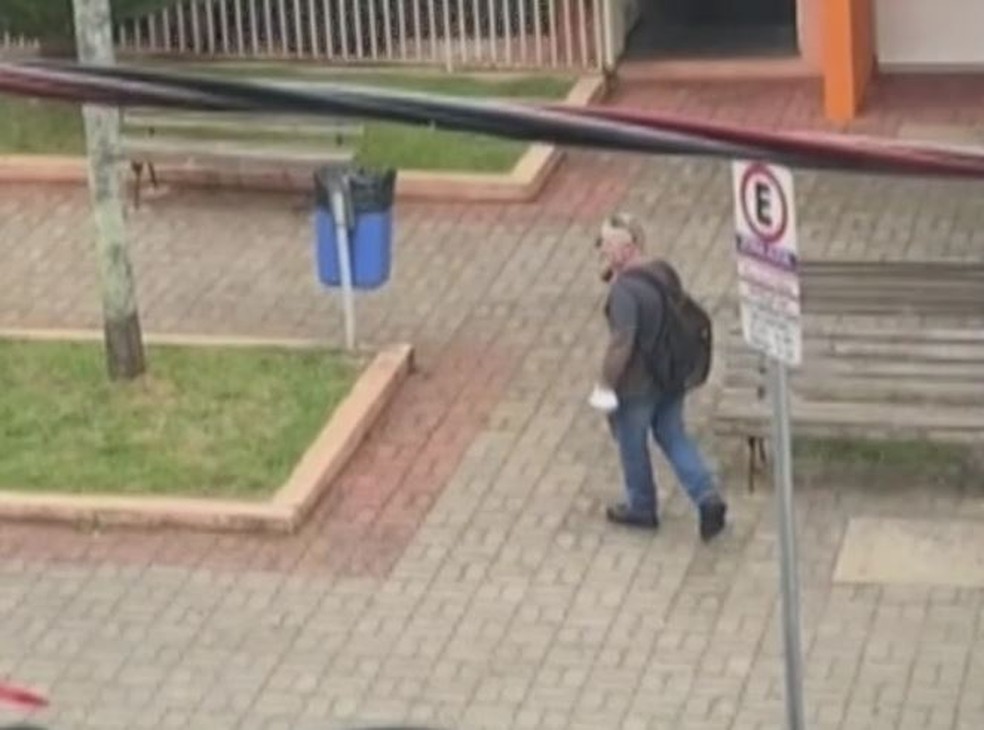 Foto mostra homem com arma em punho perto de escola em Pilar do Sul — Foto: Arquivo pessoal