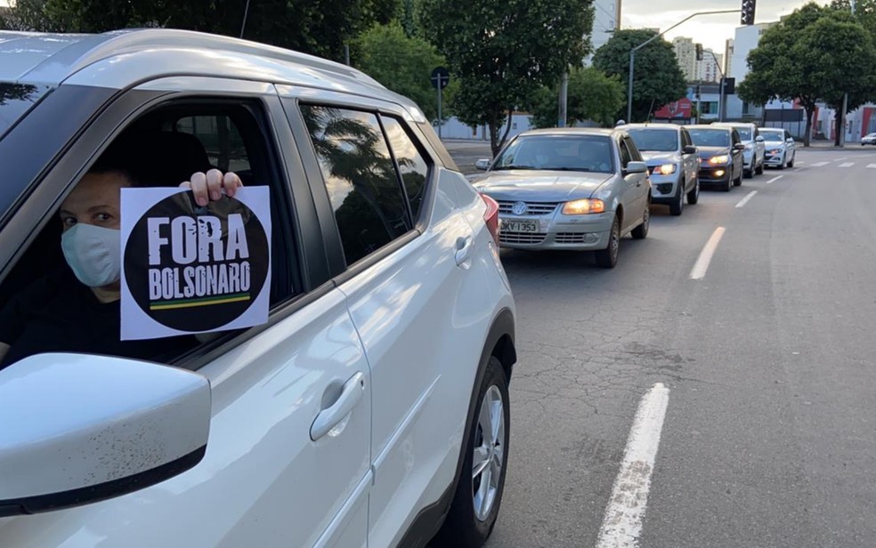 Manifestantes fazem carreata contra Bolsonaro e a favor da vacina em Goiânia  — Foto: Octávio Rodrigues/TV Anhanguera