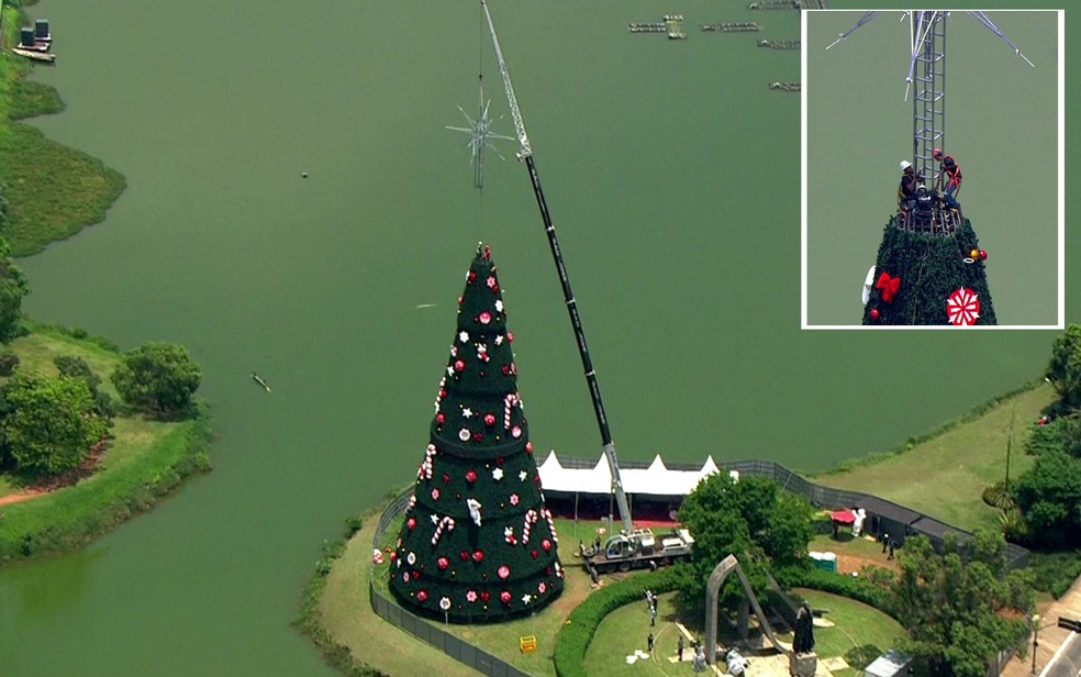 Operários instalam a estrela na árvore de Natal do Ibirapuera (Foto: TV Globo/Reprodução)