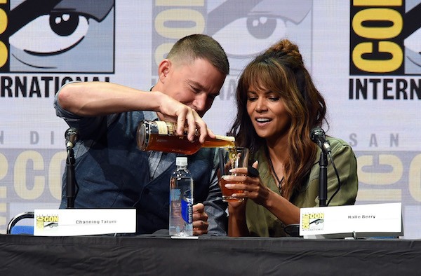 O ator Channing Tatum servindo o copo da atriz Halle Berry (Foto: Getty Images)