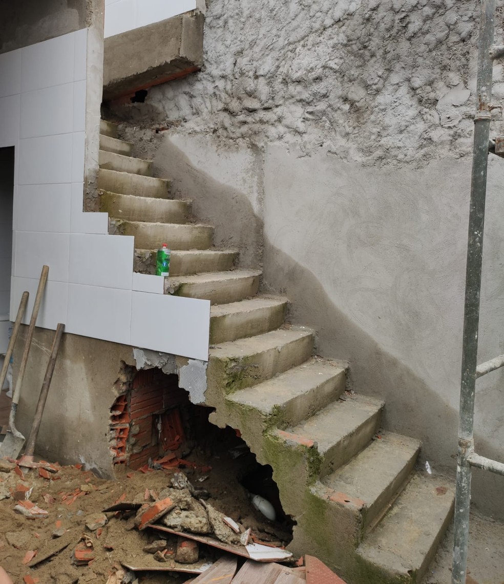 Corpo foi encontrado em v�o de escada em obra em S�o Vicente, SP � Foto: Reprodu��o/Pol�cia Civil
