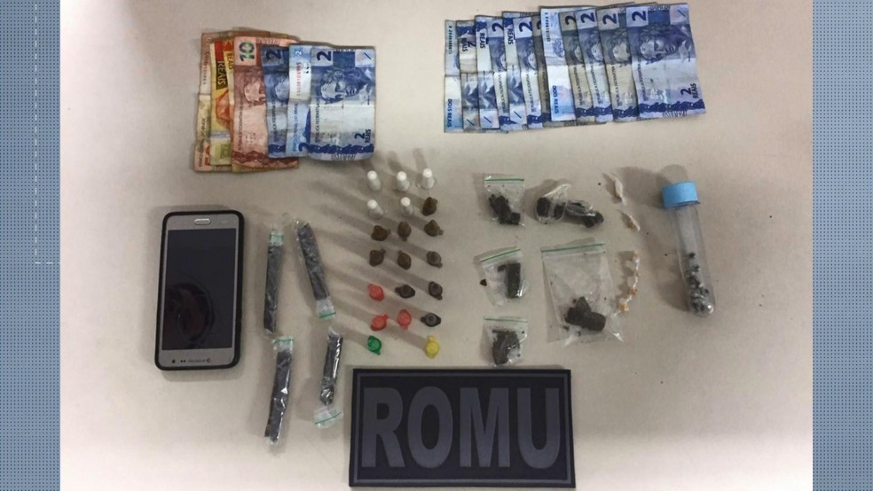 Dois jovens e um menor são detidos com drogas  — Foto: Reprodução/ TV Gazeta