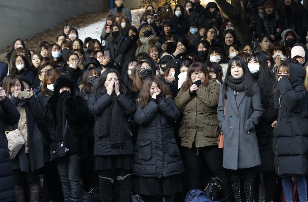 Fãs do cantor sul-coreano Kim Jong-hyun choram durante funeral em Seul (Foto: AP Photo / Ahn Young-joon)