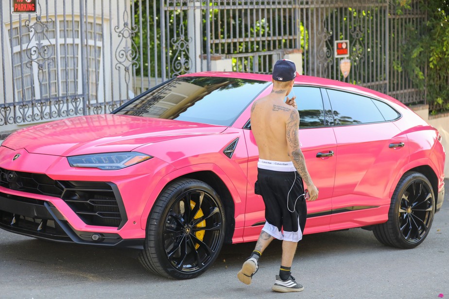 De Lamborghini rosa, Justin Bieber chama a atenção dos paparazzi nos EUA |  Entretenimento | autoesporte