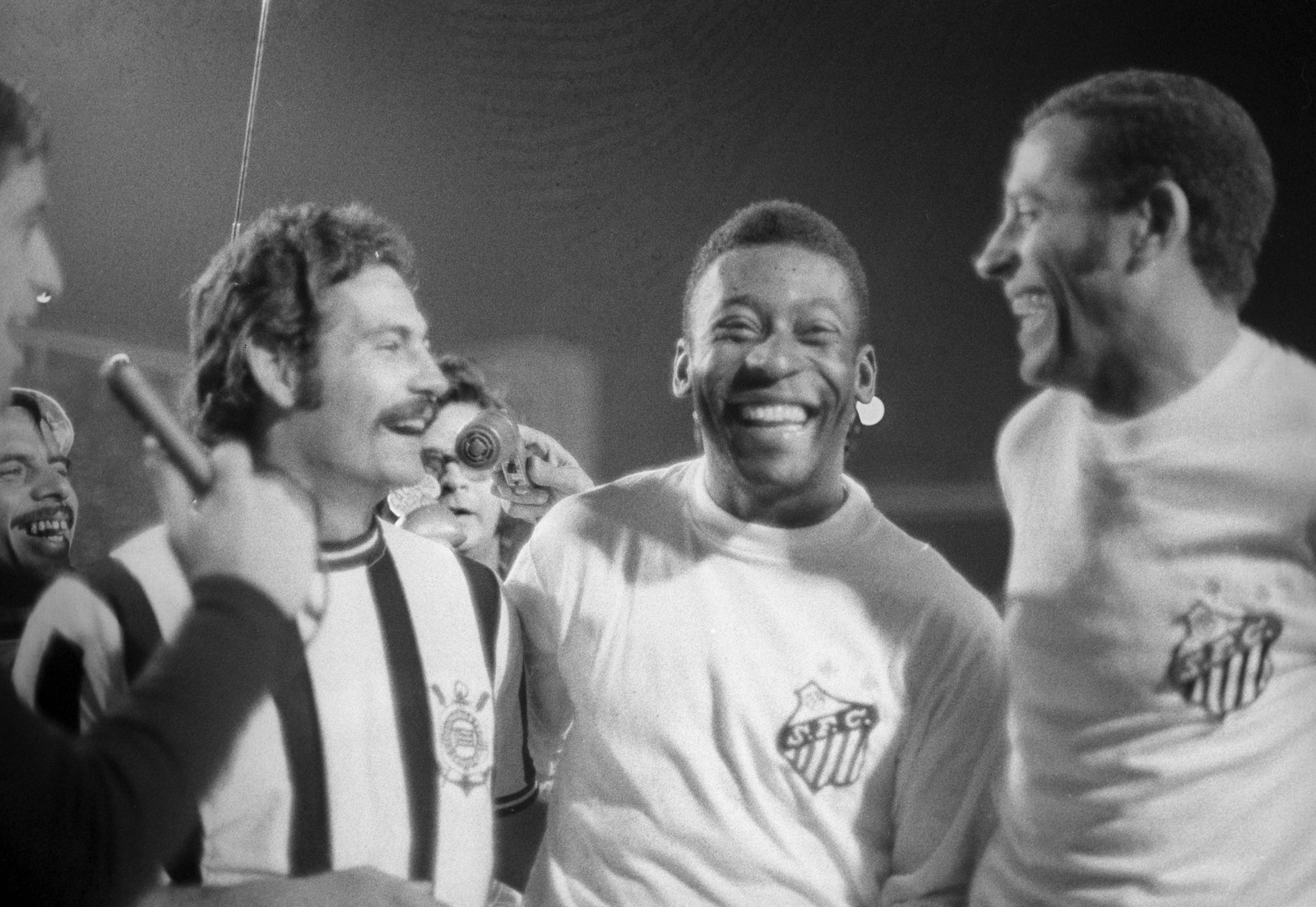 Pelé sorri ao lado de RivelinoArquivo / Agência O Globo - 08/12/1968
