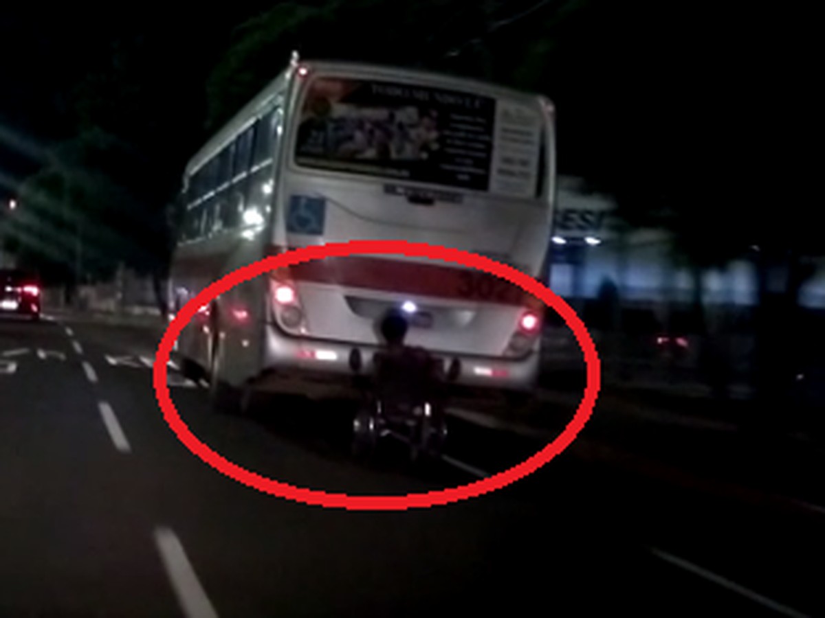 Resultado de imagem para VÃ­deo mostra o momento em que um Cadeirante 'pega carona' em traseira de Ã´nibus e sofre acidente