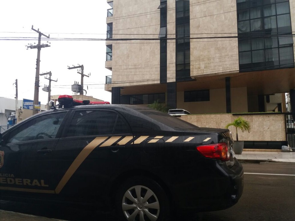 Polícia federal cumpre mandados na casa do ex-prefeito de Marechal Deodoro, Cristiano Matheus (Foto: Heliana Gonçalves/TV Gazeta)