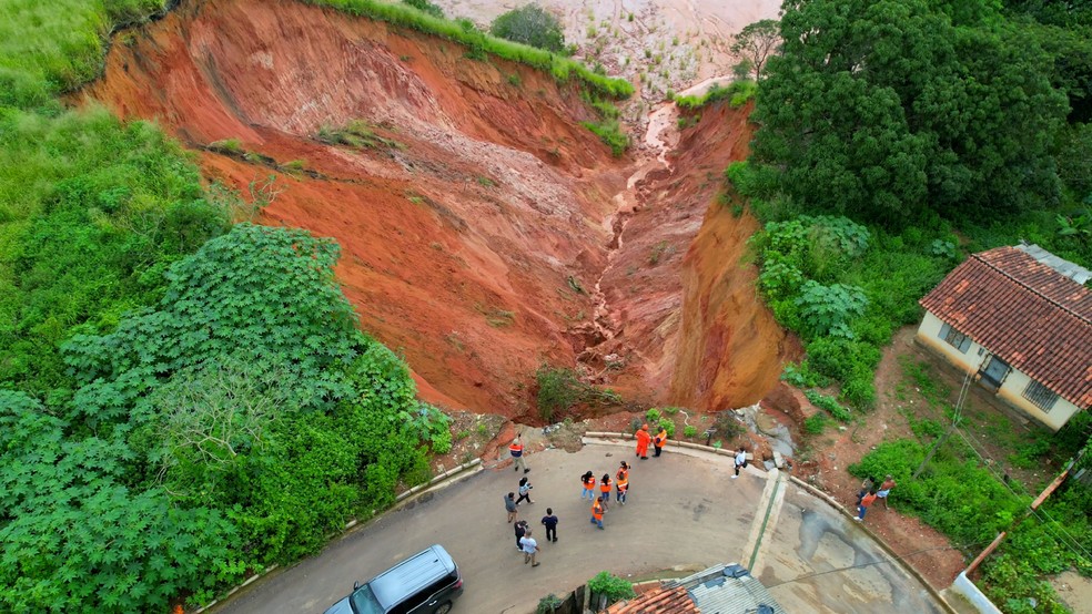 Enormes crateras se formaram por causa das chuvas, em Buriticupu — Foto: Reprodução/Marinho Drones