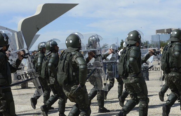 Militares durante cerimônia em Brasília (Foto: José Cruz/ Agência Brasil)