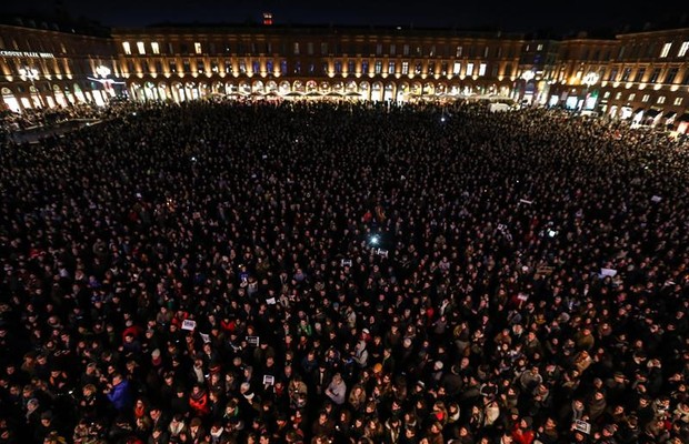 Multidão se reúne em solidariedade aos mortos em ataque (Foto: FRED SCHEIBER/EFE)