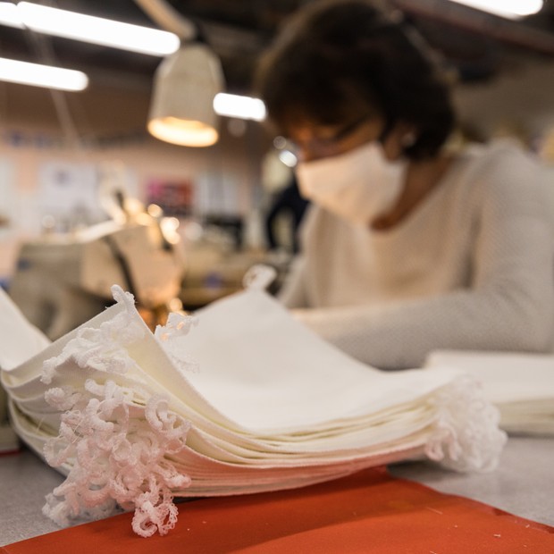 Muitas fábricas têxteis começaram a produzir máscaras para permanecer em atividade durante a pandemia (Foto: Getty Images)