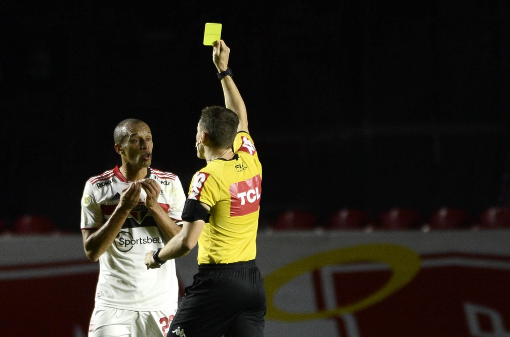 Miranda recebeu o terceiro cartão amarelo e está fora do clássico com o Corinthians — Foto: Marcos Ribolli