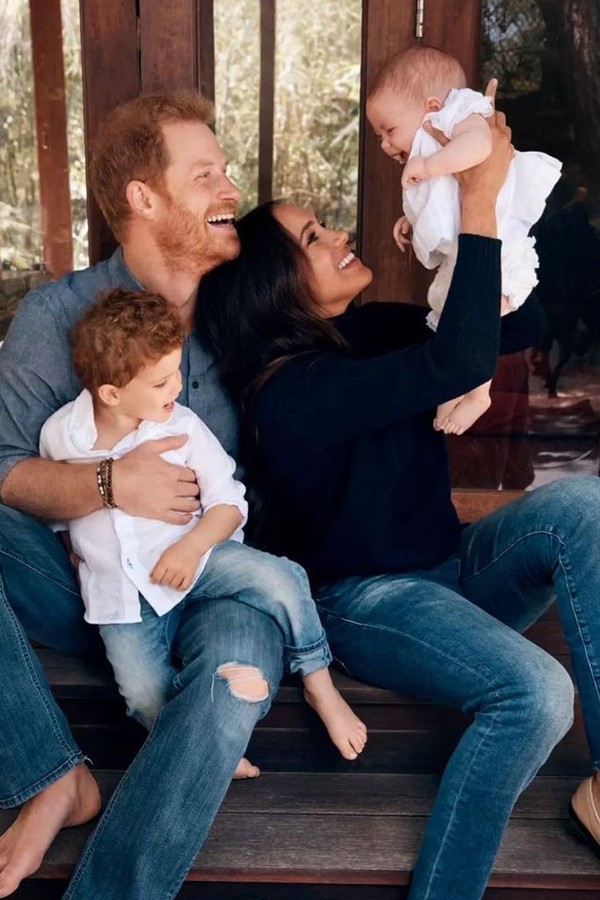 Meghan Markle e príncipe Harry com os filhos Archie e Lilibet no cartão de Natal (Foto: Reprodução)