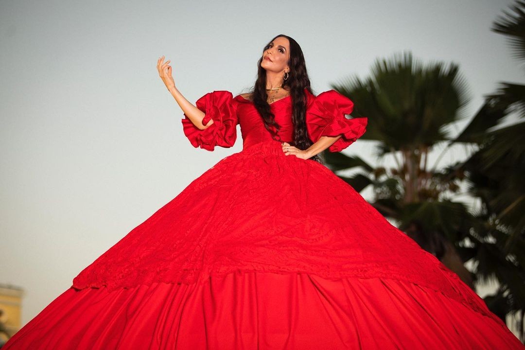 Ivete Sangalo com um look poderoso vermelho (Foto: reprodução/ Instagram)