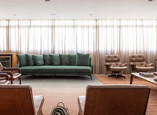 A arquiteta Carina Dal Fabbro apostou no verde para o sofá e o combinou com uma paleta mais formal no restante do décor (Foto: Rafael Renzo / Divulgação)