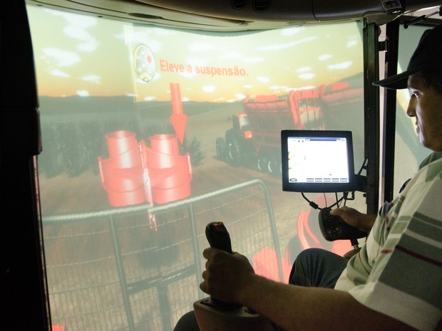 Visitante passa por simulador na Agrishow em Ribeirão Preto (Foto: Érico Andrade/G1)