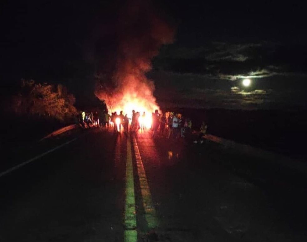 Bloqueio feito no nortão durante a noite de domingo (8) — Foto: Divulgação