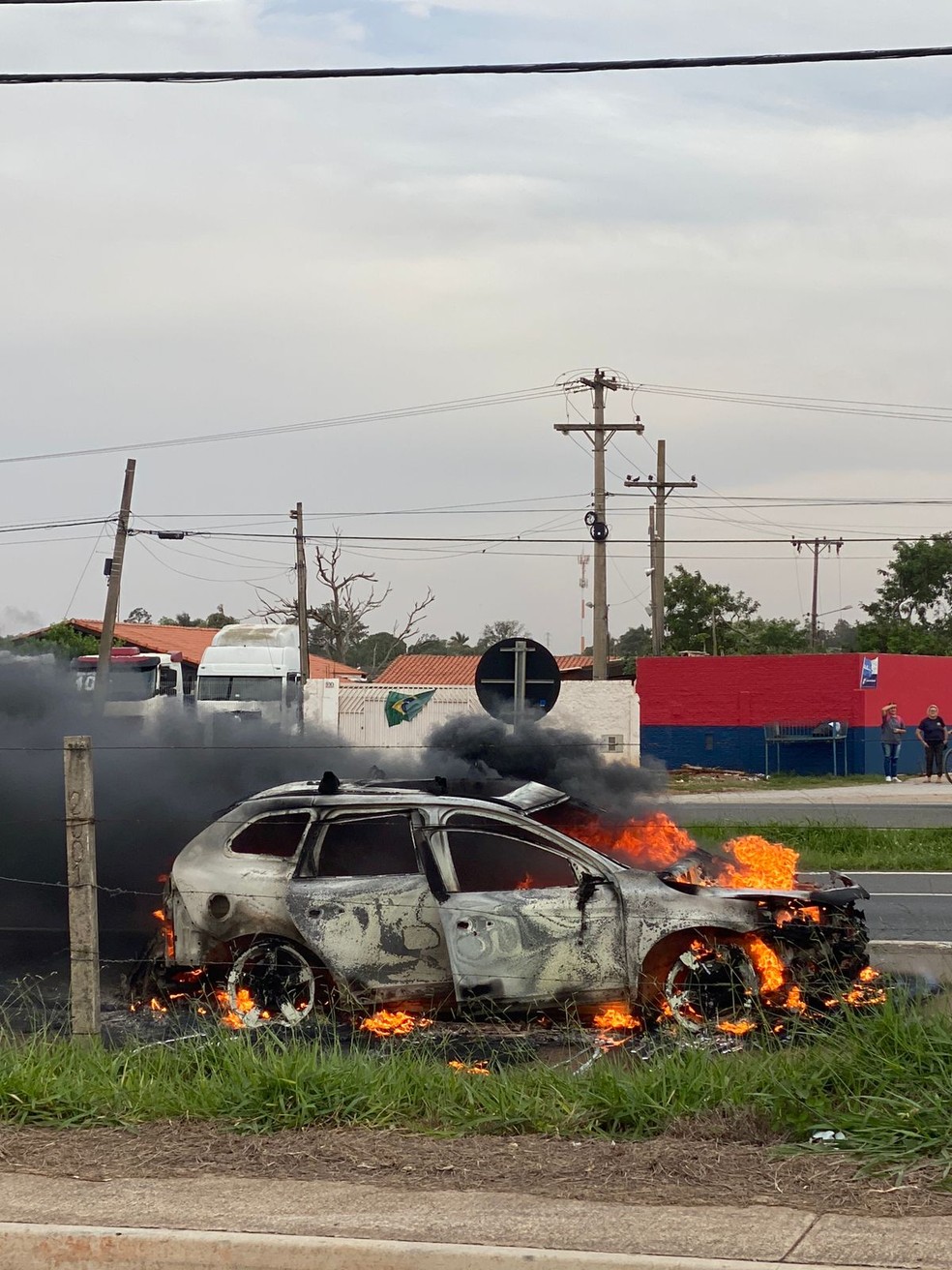 Veículo ficou destruído após pegar fogo na Rodovia Raposo Tavares, em Itapetininga (SP) — Foto: Redes sociais