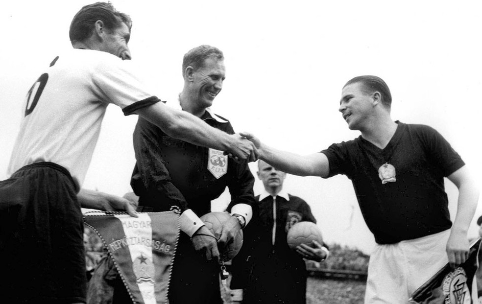 Final da Copa do Mundo de 1954: Ferenc Puskas (Hungria, à direita) cumprimenta Fritz Walter (Alemanha) — Foto: Agência AP 