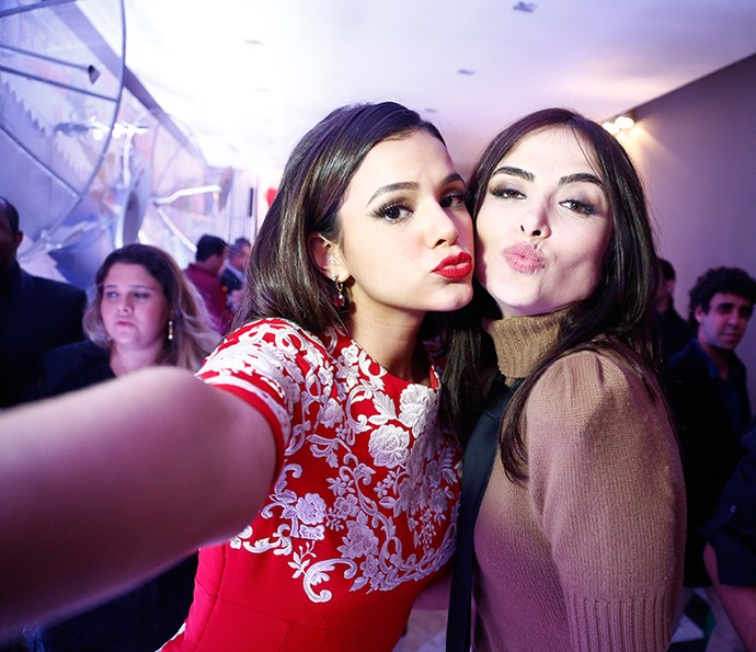 Bruna Marquezine e Maria Casadevall em selfie fazendo biquinho (Foto: Raphael Dias / Gshow)