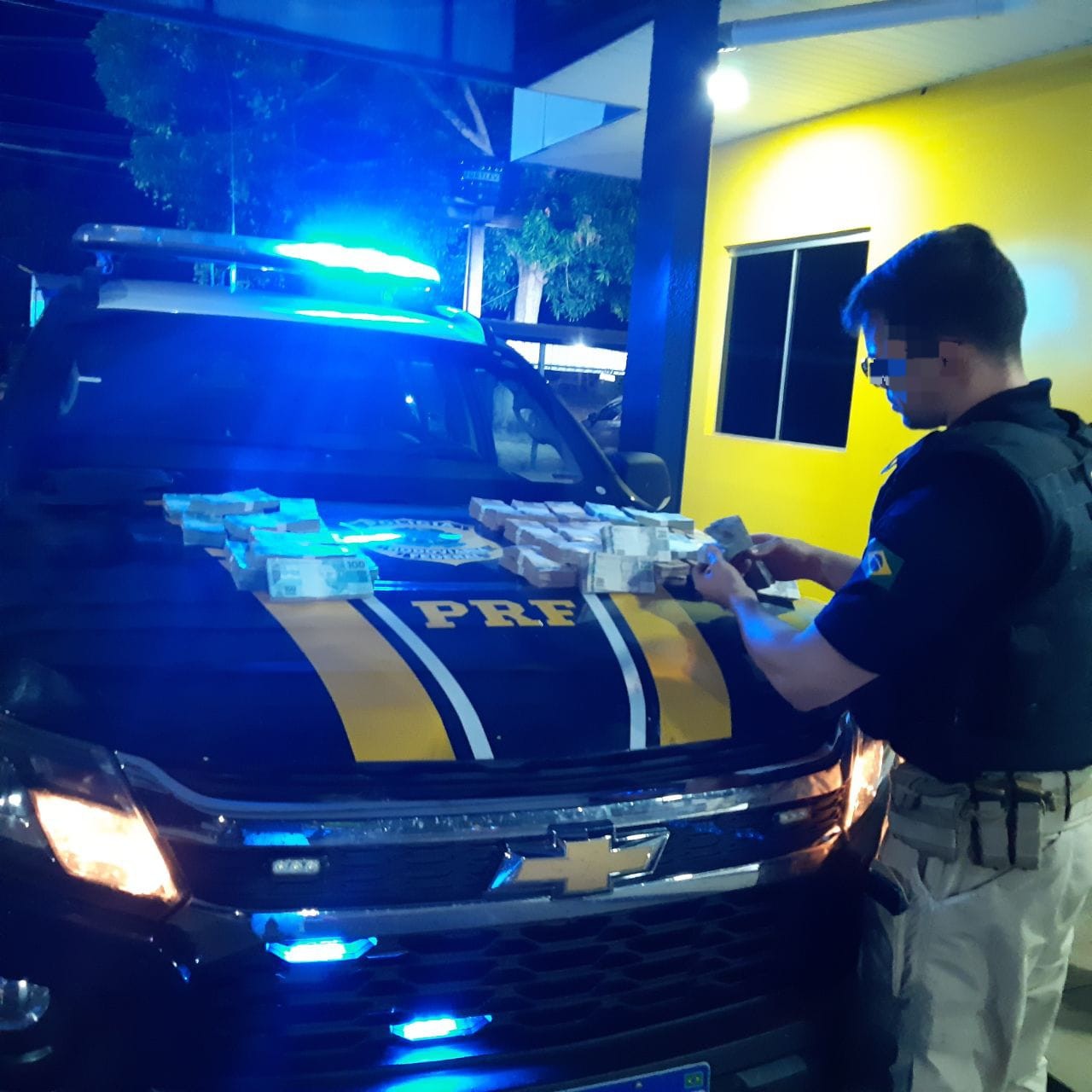 VÍDEO: Quase R$ 500 mil são encontrados pela polícia no motor de dois carros